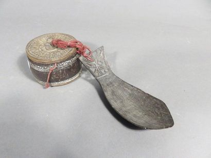 Boite à fard en bois avec sa cuillère en...
