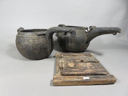Deux pots à lait de yack avec becs verseurs,...