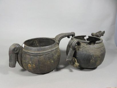 Deux pots à lait de yack avec becs verseurs,...
