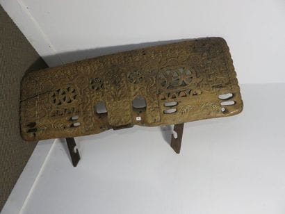 Un joug à bœuf en bois sculpté. Dimension 116...