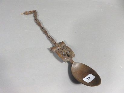 Une cuillère en bois sculpté avec sa chaine,...