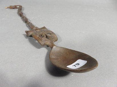 Une cuillère en bois sculpté avec sa chaine,...
