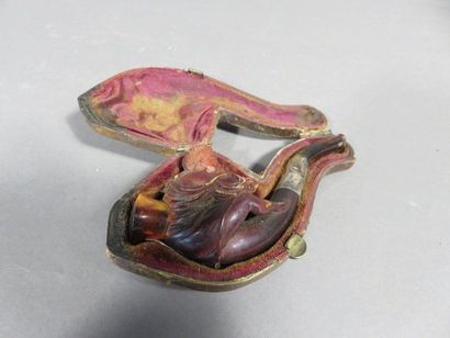 Fume-cigarette dans son étui. Scène érotique....