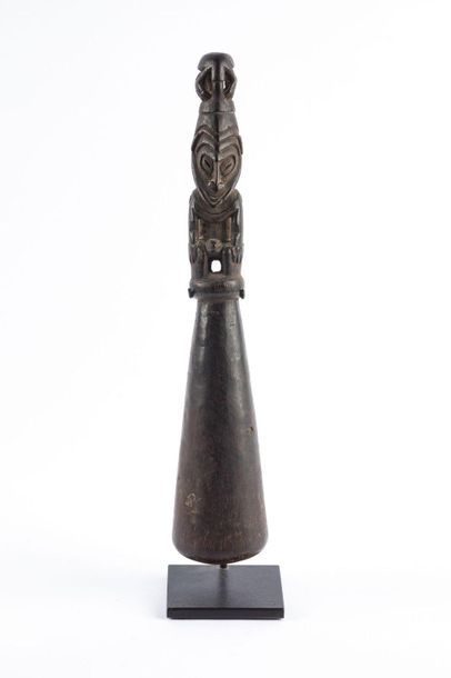 Pilon, personnage représenté debout les mains...