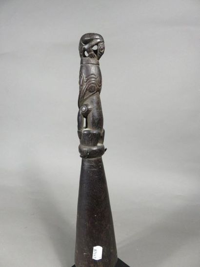Pilon, personnage représenté debout les mains...