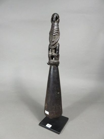 Pilon, personnage représenté debout les mains...