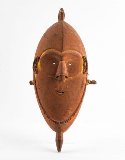 Masque de case représentant un visage humain....