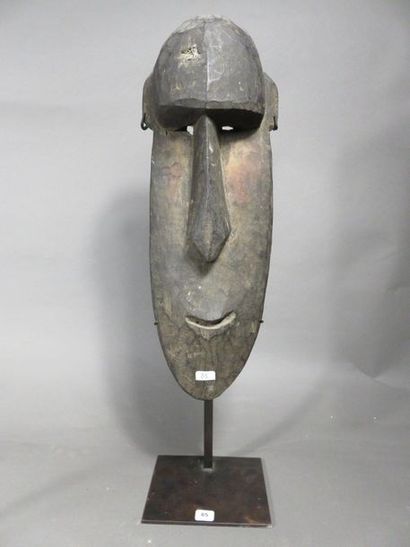 Masque représentant un visage humain. Bois...