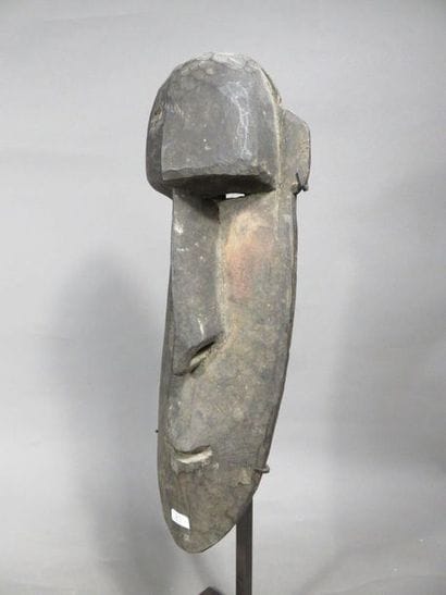 Masque représentant un visage humain. Bois...