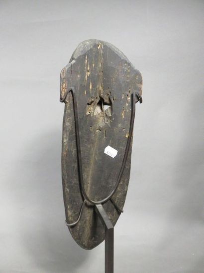 Masque représentant un visage humain. Bois...