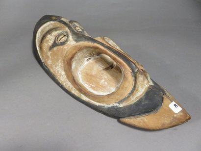 Masque de case représentant un visage humain....