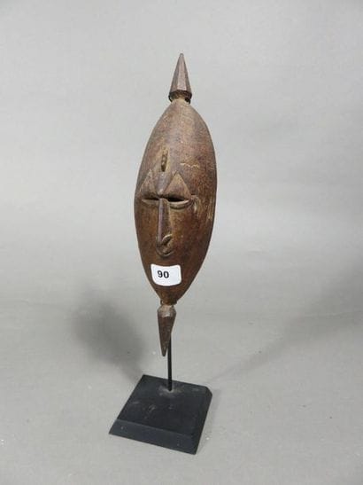 Petit masque représentant un visage humain....