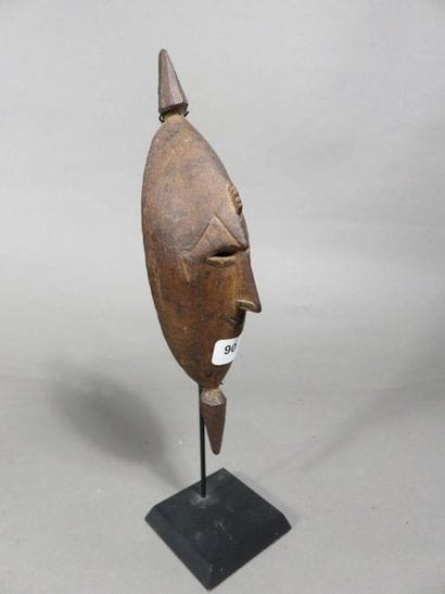 Petit masque représentant un visage humain....
