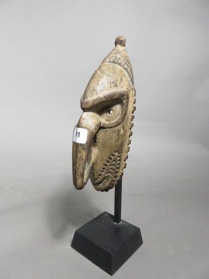 Petit masque représentant une tête d’homme...