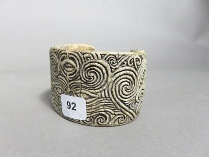 Bracelet en os dans le style Maori. Provenance...