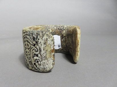 Bracelet en os dans le style Maori. Provenance...