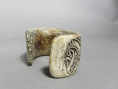 Bracelet en os dans le style Maori. Provenance...
