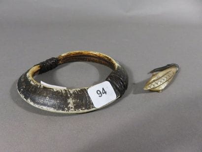 Lot de 2 objets : bracelet en dent de cochon....