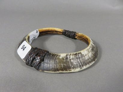 Lot de 2 objets : bracelet en dent de cochon....