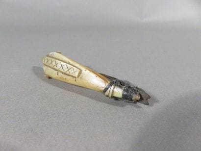 Lot de 2 objets : bracelet en dent de cochon....