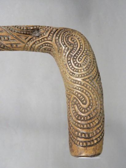 Canne en sculpté de décor géométrique bois...