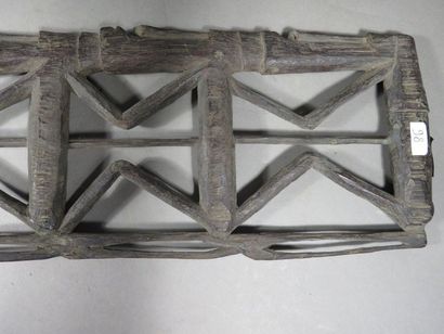 Canne en sculpté de décor géométrique bois...