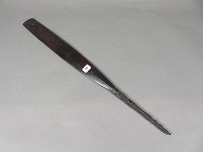 Spatule gravée de motifs géométriques et...