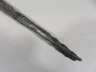 Spatule gravée de motifs géométriques et...