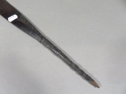 Spatule gravée de motifs géométriques et...