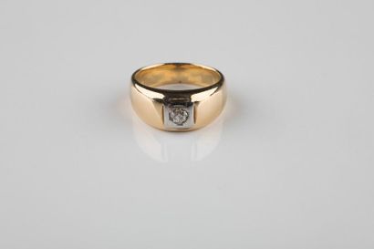 Bague jonc massive, en or jaune et platine...