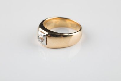 Bague jonc massive, en or jaune et platine...