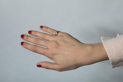Bague jonc massive, en or jaune et platine...