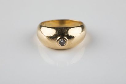 Bague jonc en or jaune ornée d’un petit diamant...