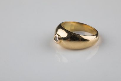 Bague jonc en or jaune ornée d’un petit diamant...