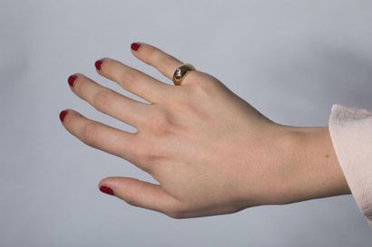 Bague jonc en or jaune ornée d’un petit diamant...