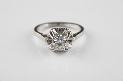 Bague solitaire en or gris et platine sertie...