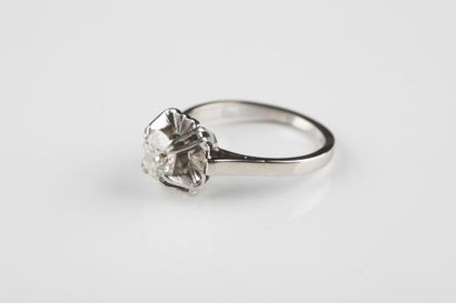 Bague solitaire en or gris et platine sertie...