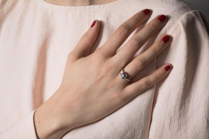 Bague solitaire en or gris et platine sertie...