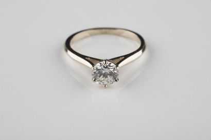 Bague solitaire en or gris ornée d’un diamant...