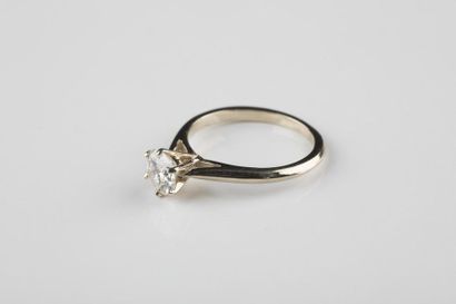 Bague solitaire en or gris ornée d’un diamant...