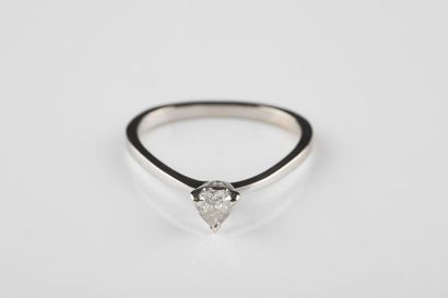 Bague en or gris retenant un diamant troidia...