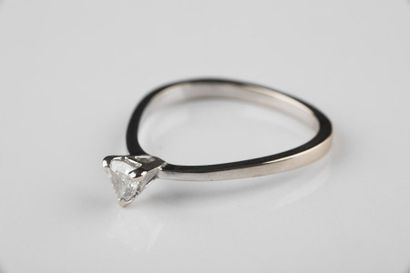 Bague en or gris retenant un diamant troidia...