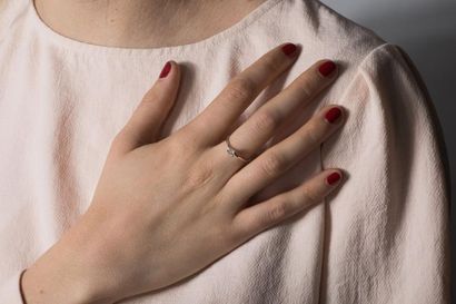 Bague en or gris retenant un diamant troidia...