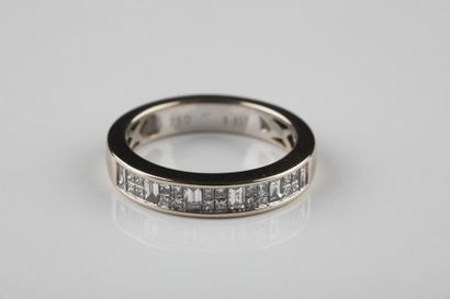 Demi-alliance en or gris sertie de diamants...