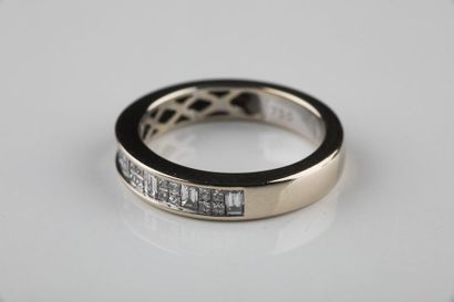 Demi-alliance en or gris sertie de diamants...