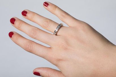 Demi-alliance en or gris sertie de diamants...