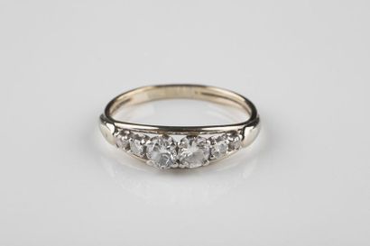 Bague en or gris ornée d’une chute de diamants...