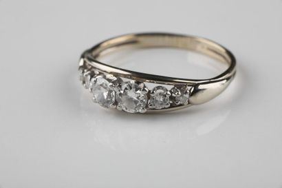 Bague en or gris ornée d’une chute de diamants...