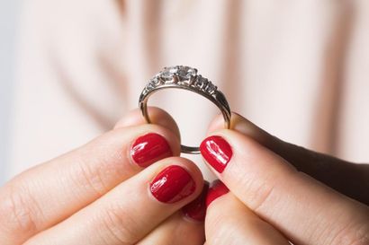 Bague en or gris ornée d’une chute de diamants...