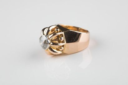 Bague chevalière en or jaune et platine ornée...